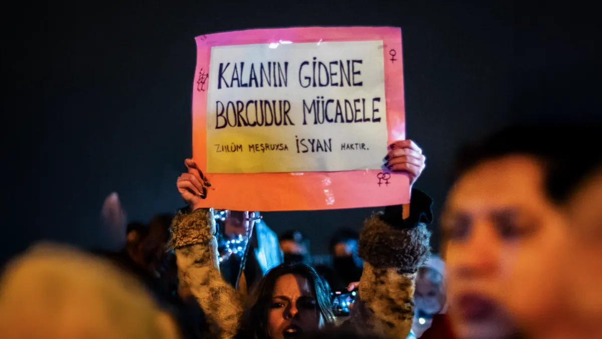 Foto Galeri: Taksim'de polis barikatları gölgesinde 25 Kasım Kadına Yönelik Şiddetle Mücadele Günü